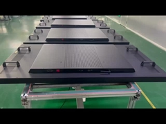 Dispositivo di visualizzazione rivolto verso la finestra