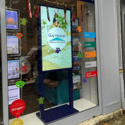 La finestra di schermo LCD parteggiata doppio a 49 pollici visualizza la pubblicità del monitor su due lati
