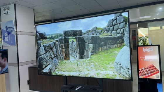 86 pollici 2000nits 4K grande IP55 impermeabile fuori TV Monut muro